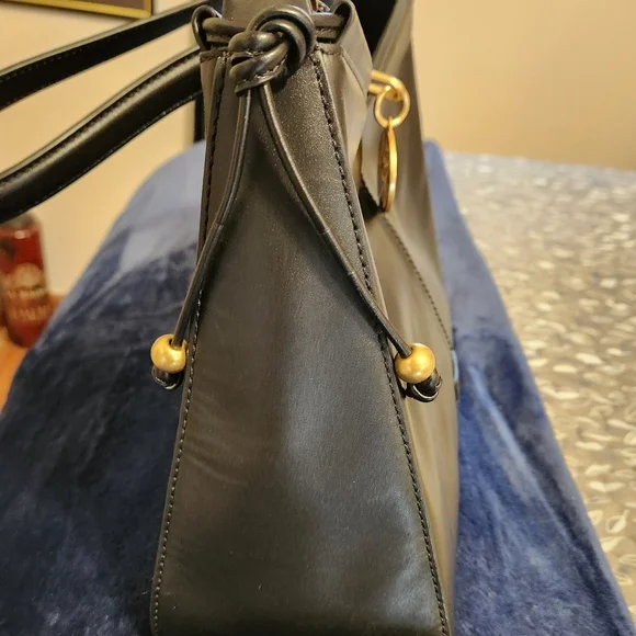 Vince Camuto Pure Leather Bag. - Picture 3 of 8